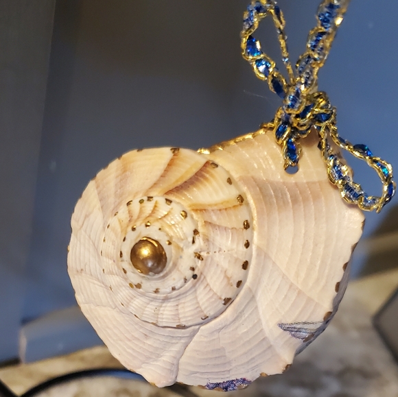 Handcrafted Whelk Shell Ornament/Aromatic  Hummingbird Design โ๏ธ๐โ๏ธ - Picture 4 of 4